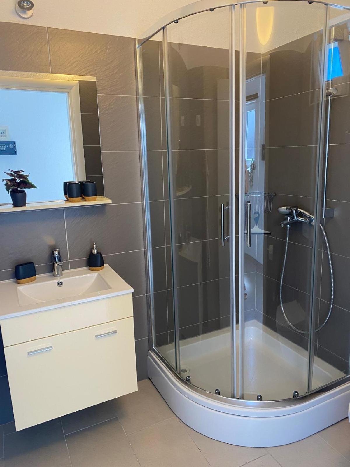 Villa Pina Tisno Apartment Zonsa 2 Pers Luaran gambar
